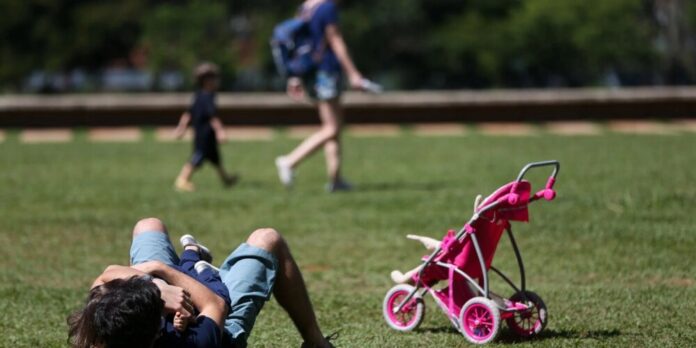 Senado aprova licença-paternidade ampliada para 20 dias; projeto vai à sanção presidencial