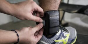 Câmara aprova uso obrigatório de tornozeleira eletrônica para agressores de mulheres