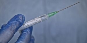 Anvisa alerta para riscos de preenchedores dérmicos e orienta pacientes sobre uso seguro