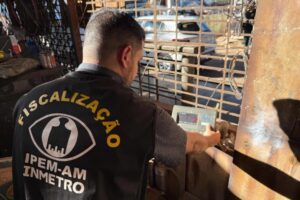 Sucataria que operava como bar é interditada em Manaus durante fiscalização integrada