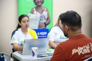 Morador do Monte das Oliveiras recebe título definitivo após 28 anos de espera em Manaus