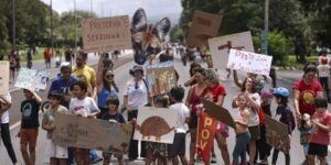 Protesto em Brasília pede retirada de área ambiental do projeto de socorro ao BRB