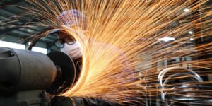 Indústria brasileira planeja redução de investimentos em 2026, aponta pesquisa da CNI