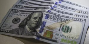 Dólar recua para R$ 5,20 com otimismo no cenário externo e alta do petróleo