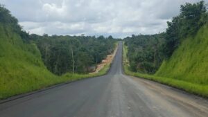 Seinfra avança com obra de pavimentação do ramal das Pedras em Manaus, atingindo 90% de execução