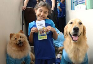 Cães terapeutas auxiliam em palestra do Núcleo de Inteligência em Segurança Escolar no AM