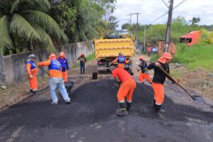 Prefeitura de Manaus intensifica obras de asfalto no Santa Etelvina e melhora segurança