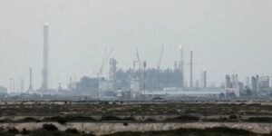 Mercado de petróleo em turbulência: ataques a infraestrutura no Oriente Médio elevam preços