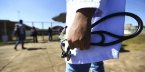 MEC aplica sanções a mais de 50 cursos de medicina por desempenho insatisfatório no Enamed