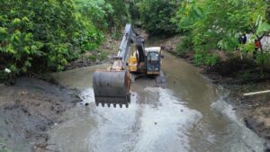 Prefeitura de Manaus realiza dragagem e limpeza em igarapé da Redenção