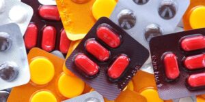 Cmed multa distribuidoras de medicamentos em mais de R$ 13,5 milhões e defende regulamentação