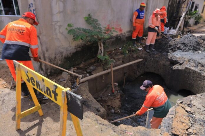 Prefeitura de Manaus intensifica limpeza na Zona Sul e remove 5 toneladas de lixo de bueiros na Colônia Oliveira Machado