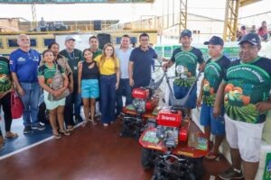 Governo do Amazonas entrega equipamentos para fortalecer o setor primário em Nhamundá