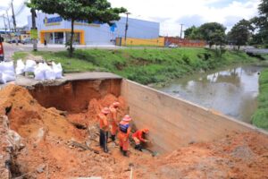 Prefeitura de Manaus contém erosão emergencial no igarapé do Passarinho