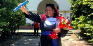 Mulher trans é aprovada em universidade federal 25 anos após abandonar estudos por violência escolar