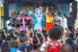 Prefeitura de Manaus leva Coelhinho da Páscoa ao bairro Cidade de Deus