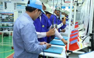 Fábrica de comprometes eletrônicos abre vagas para auxiliares de produção sem experiência