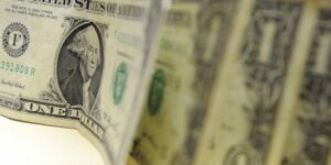 Dólar recua para R$ 5,24 e Ibovespa sobe 3,24% após declarações de Trump sobre Irã