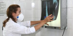 OMS recomenda testes de diagnóstico rápido para acelerar combate à tuberculose no Brasil