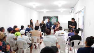 Visa Manaus capacita feirantes de peixe em boas práticas sanitárias para a Semana Santa
