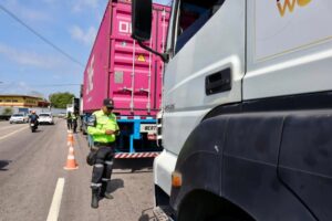 Operação fiscaliza veículos pesados e motocicletas na zona Sul de Manaus e realiza 483 abordagens