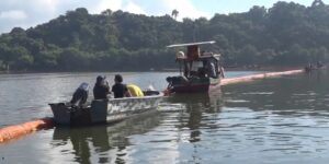 Barreira de cabelo humano é instalada na Baía de Guanabara para conter óleo