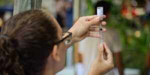 Vacina da gripe não aumenta risco da doença, alerta ministério