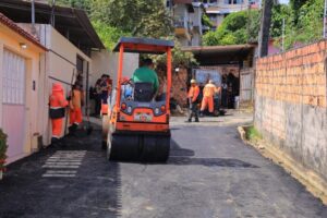 Prefeitura de Manaus avança com obras de drenagem e asfalto na Alameda São Vicente, bairro Aleixo