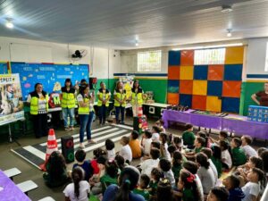 Ação lúdica do IMMU ensina regras de trânsito para crianças em escola municipal de Manaus
