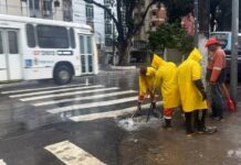 Prefeitura de Manaus intensifica limpeza de caixas coletoras no Centro para reduzir alagamentos