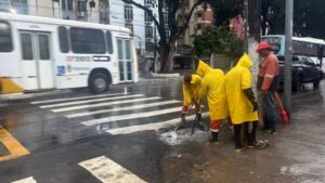 Prefeitura de Manaus intensifica limpeza de caixas coletoras no Centro para reduzir alagamentos