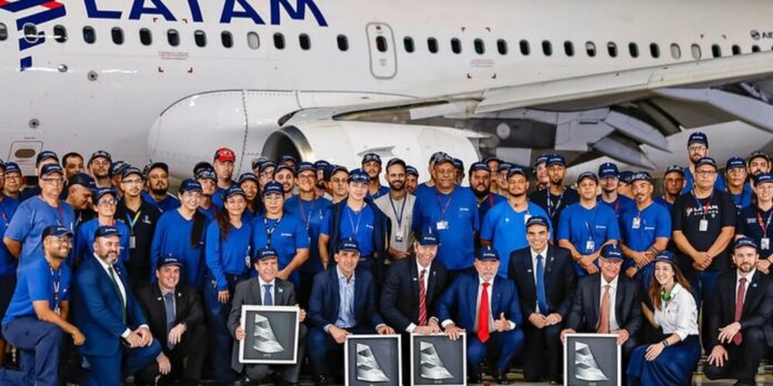 Latam recebe primeiros aviões da Embraer em São Carlos com presença de Lula