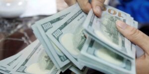 Dólar recua para R$ 5,22 e Ibovespa sobe 1,6% com otimismo no Oriente Médio