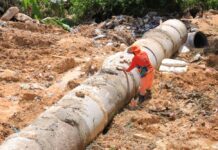 Prefeitura de Manaus recupera área com erosão causada por lixeira irregular no Nova Cidade