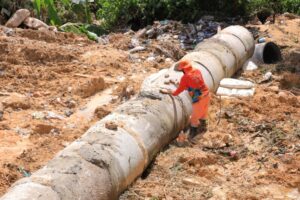 Prefeitura de Manaus recupera área com erosão causada por lixeira irregular no Nova Cidade