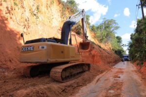 Prefeitura de Manaus restabelece tráfego na comunidade Itaporanga após desmoronamento