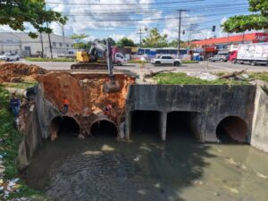 Prefeitura de Manaus recupera estrutura no igarapé do Passarinho após fortes chuvas