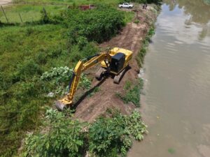 Prefeitura de Manaus intensifica desassoreamento em igarapés da Zona Norte após fortes chuvas
