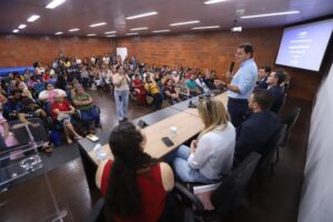 Governo reúne primeiros contemplados do Monte Horebe e anuncia 200 moradias definitivas