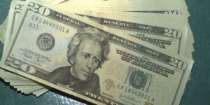 Dólar recua 1,27% e bolsa avança 3% na semana, apesar de tensões no Oriente Médio