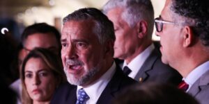 Base do governo pede indiciamento de Bolsonaro na CPMI do INSS por organização criminosa