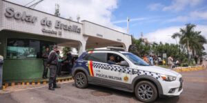 Jair Bolsonaro recebe alta hospitalar e retorna para casa em regime de prisão domiciliar