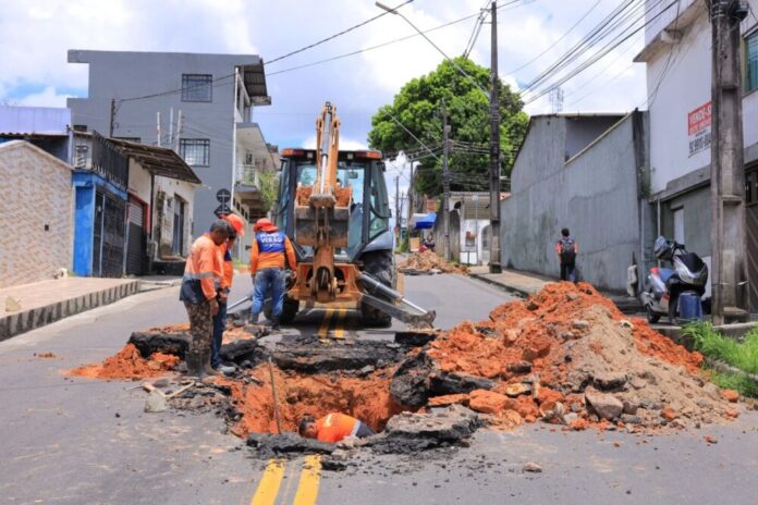 Prefeitura de Manaus recupera rede de drenagem na rua Comandante Carlos Narot, bairro da Paz