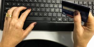 Juros do cartão de crédito sobem e pesam no bolso das famílias em fevereiro