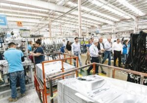 Vagas para Auxiliar de Produção com escala 2×2 em Manaus: ensino médio e 6 meses de experiência