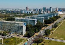 Lei 15.367/2026 reestrutura carreiras do Executivo e cria mais de 24 mil cargos para educação