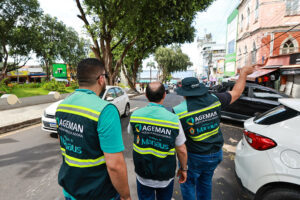 Ação no Centro de Manaus orienta sobre uso irregular da Zona Azul e resulta em 15 autuações