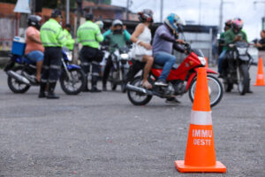 Operação ‘Trânsito Seguro’ remove 13 veículos e registra 89 autuações na zona Leste de Manaus