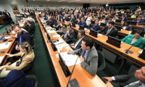 CCJ da Câmara retoma análise do fim da escala 6×1 nesta quarta