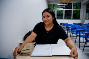 Jovem indígena aprovada no Sisu antes de terminar o Ensino Médio realiza sonho de cursar Biologia